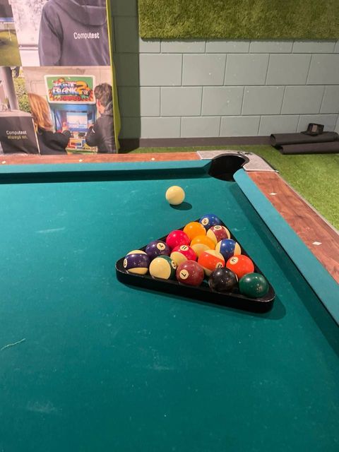 De pooltafel in de gameroom