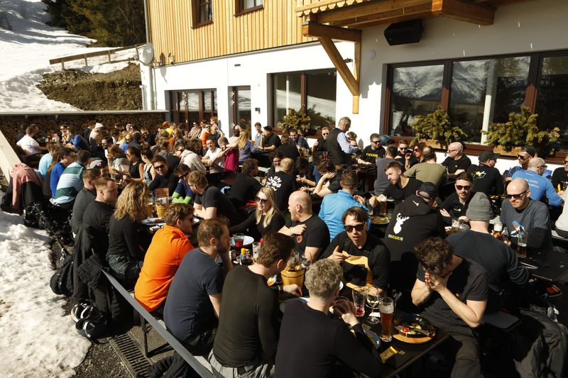 Lunch in de sneeuw tijdens de studiereis naar Gerlos