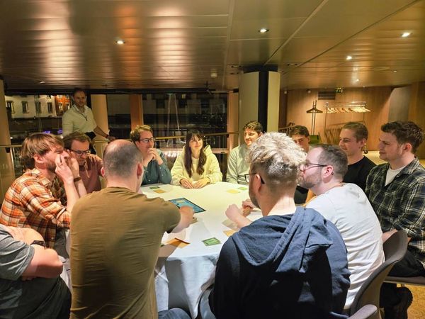 Collega's aan tafel tijdens de studiereis in Straatsburg