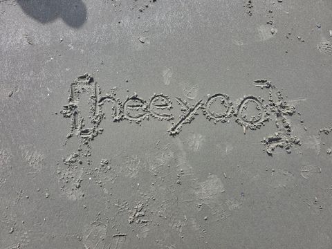 Heeyoo in het zand