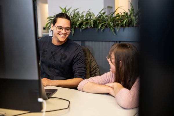 Danilo en Lyra samen achter het scherm