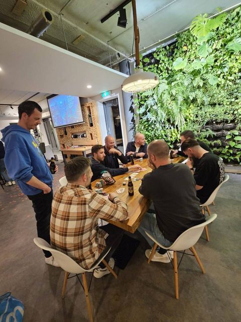Spelletjesavond aan de grote tafel