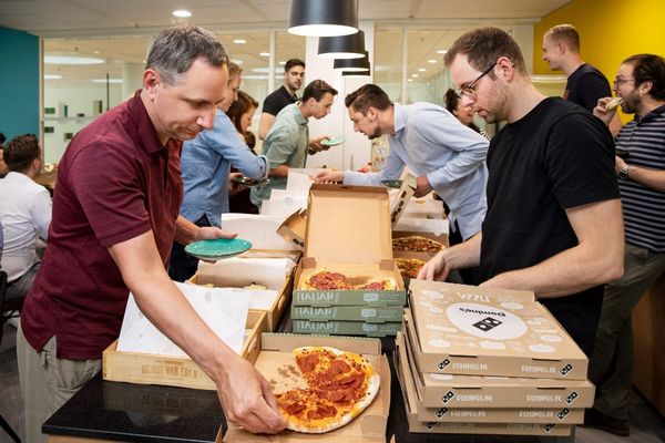 Pizza's open op tafel bij een trainingsavond