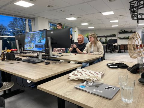 De opstelling: schermen en controllers klaar voor het toernooi