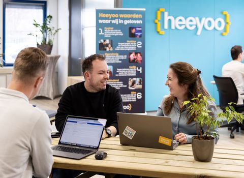 Werken bij Heeyoo Veldhoven overleg tussen collega's financieel administratief medewerker vacature