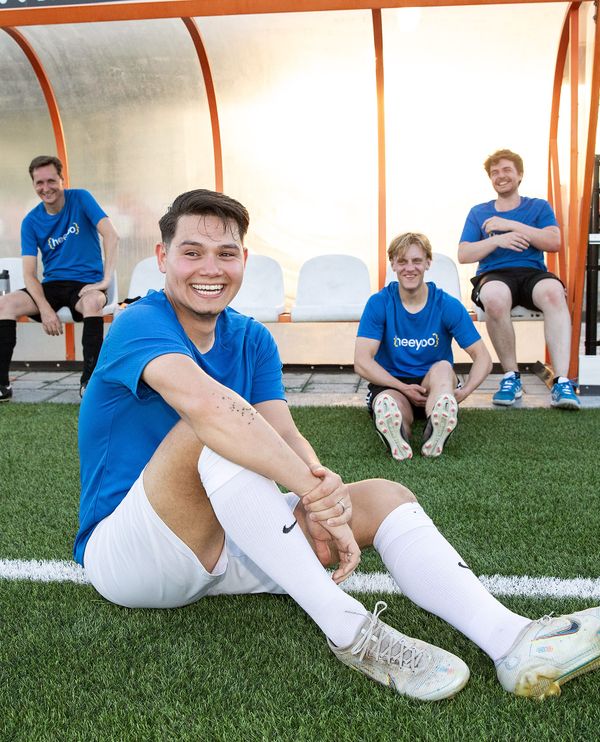 Cemal op het veld bij het voetbaltoernooi