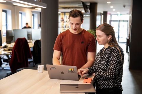 Twee collega's aan het werk