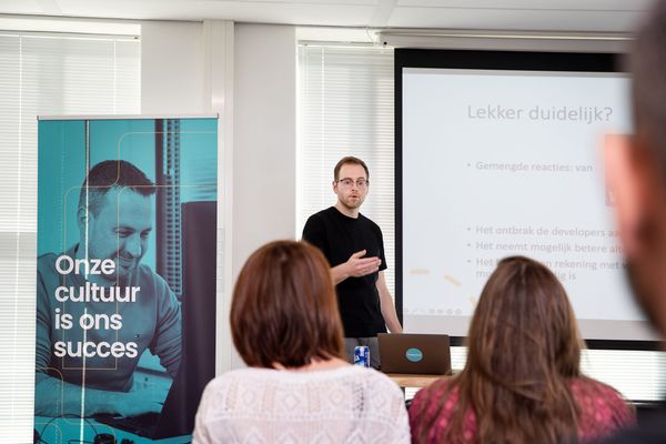 Koen presenteert bij een meetup: onze cultuur is ons succes